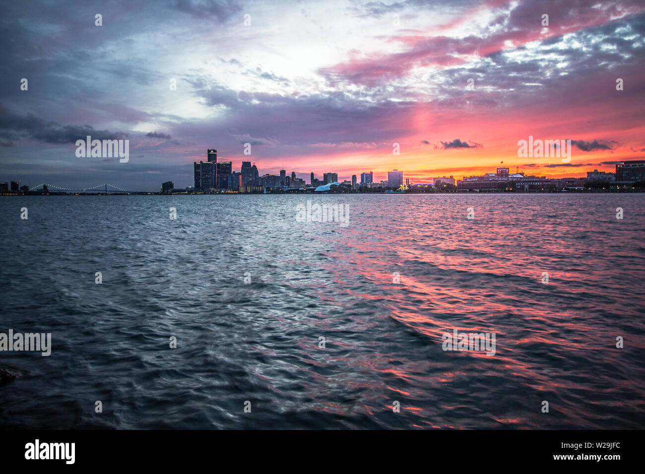 Skyline von Detroit, Michigan. Panoramablick auf die Skyline von Downtown Detroit Michigan bei Sonnenuntergang wie aus Belle Isle gesehen. Stockfoto