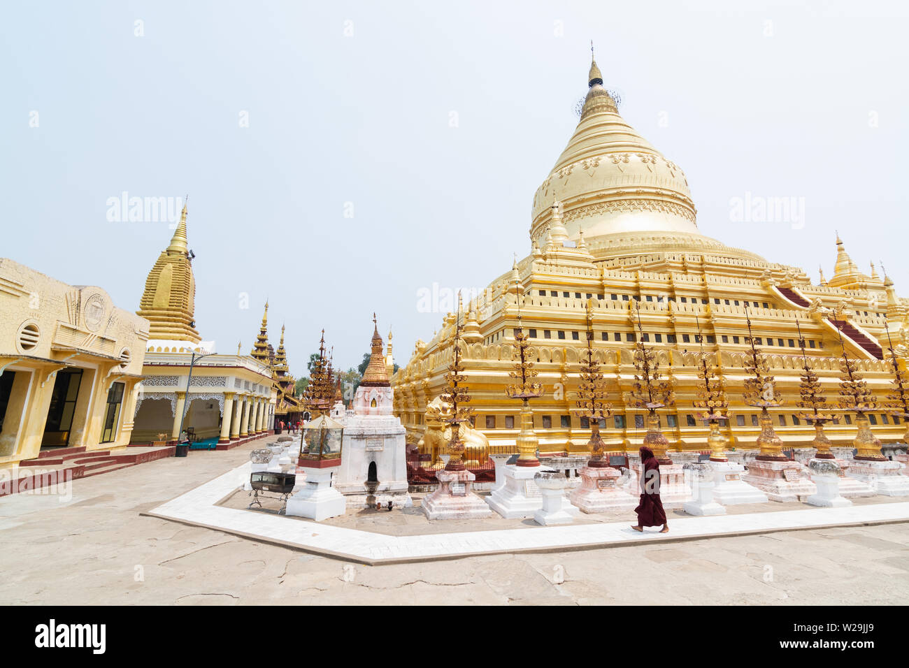 Bagan, Myanmar - März 2019: buddhistischer Mönch zu Fuß neben Shwezigon Paya Golden Temple. Stockfoto