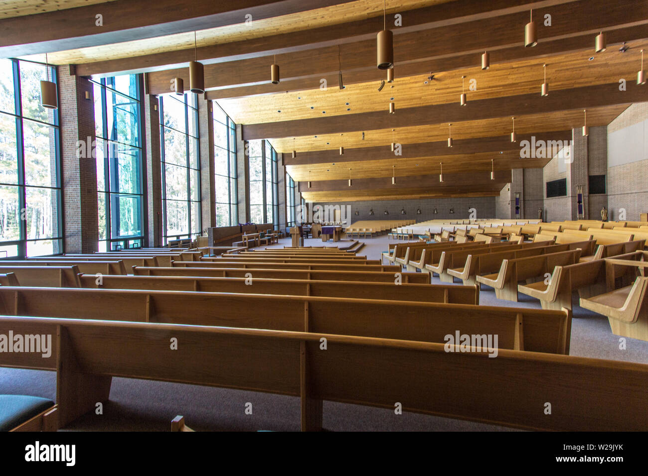 Indian River, Michigan, USA - 25. März 2019: Leeres Kircheninnere am Cross in the Woods Shrine im Norden von Michigan. Der Schrein hat den größten Stockfoto