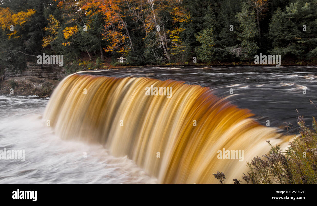 Malerische Michigan Herbst Wasserfall Panorama. Upper Tahquamenon fällt im Paradies Newberry Bereich der Oberen Halbinsel von Michigan mit Herbst Laub. Stockfoto