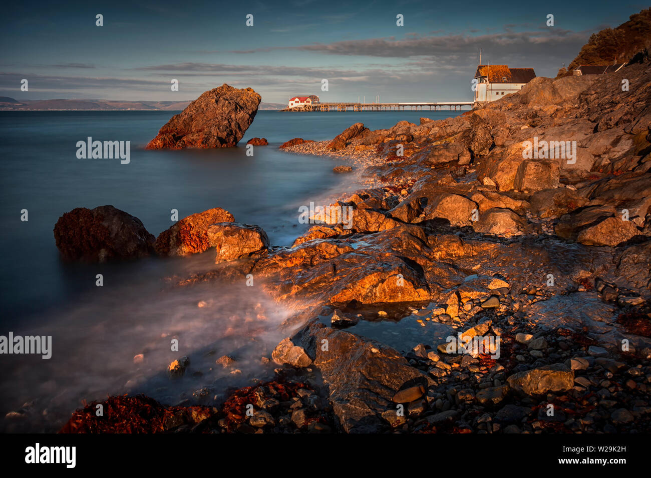 Dämmerung im Knab rock im Mumbles Stockfoto