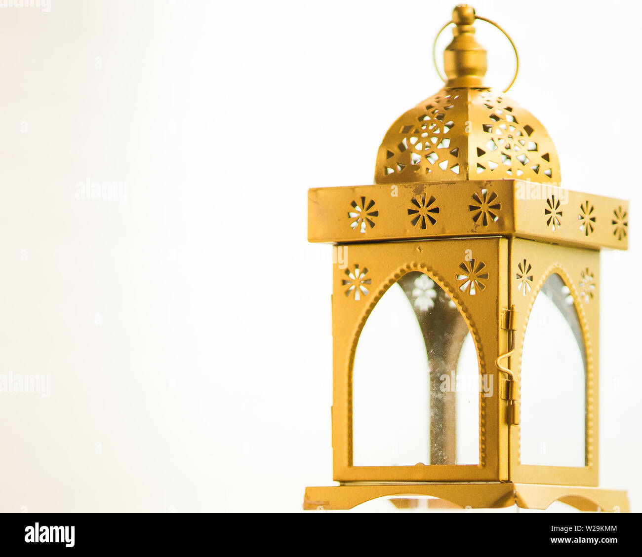 Traditionelle fanoos oder einem Arabischen dekorative Laterne auf weißem Hintergrund. Eid feier Objekte und Hintergrund. Stockfoto