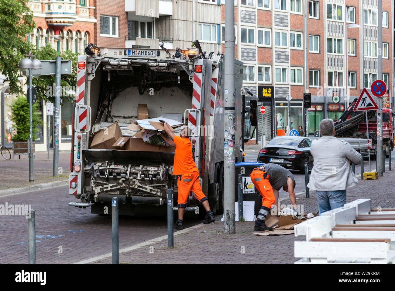Müllabfuhr in der Innenstadt von Hannover. Stockfoto