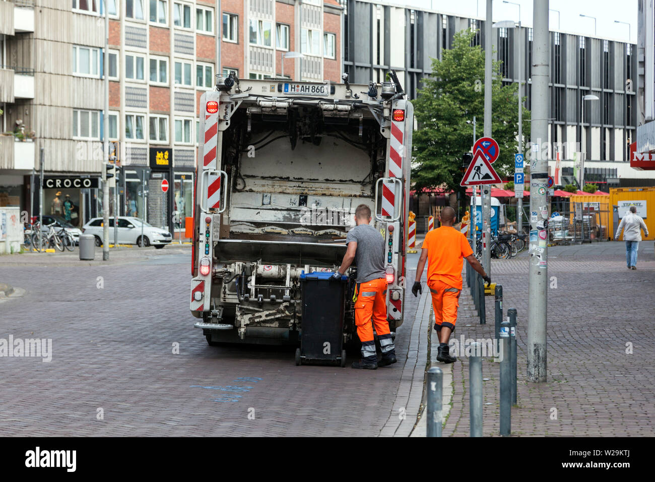 Müllabfuhr in der Innenstadt von Hannover. Stockfoto