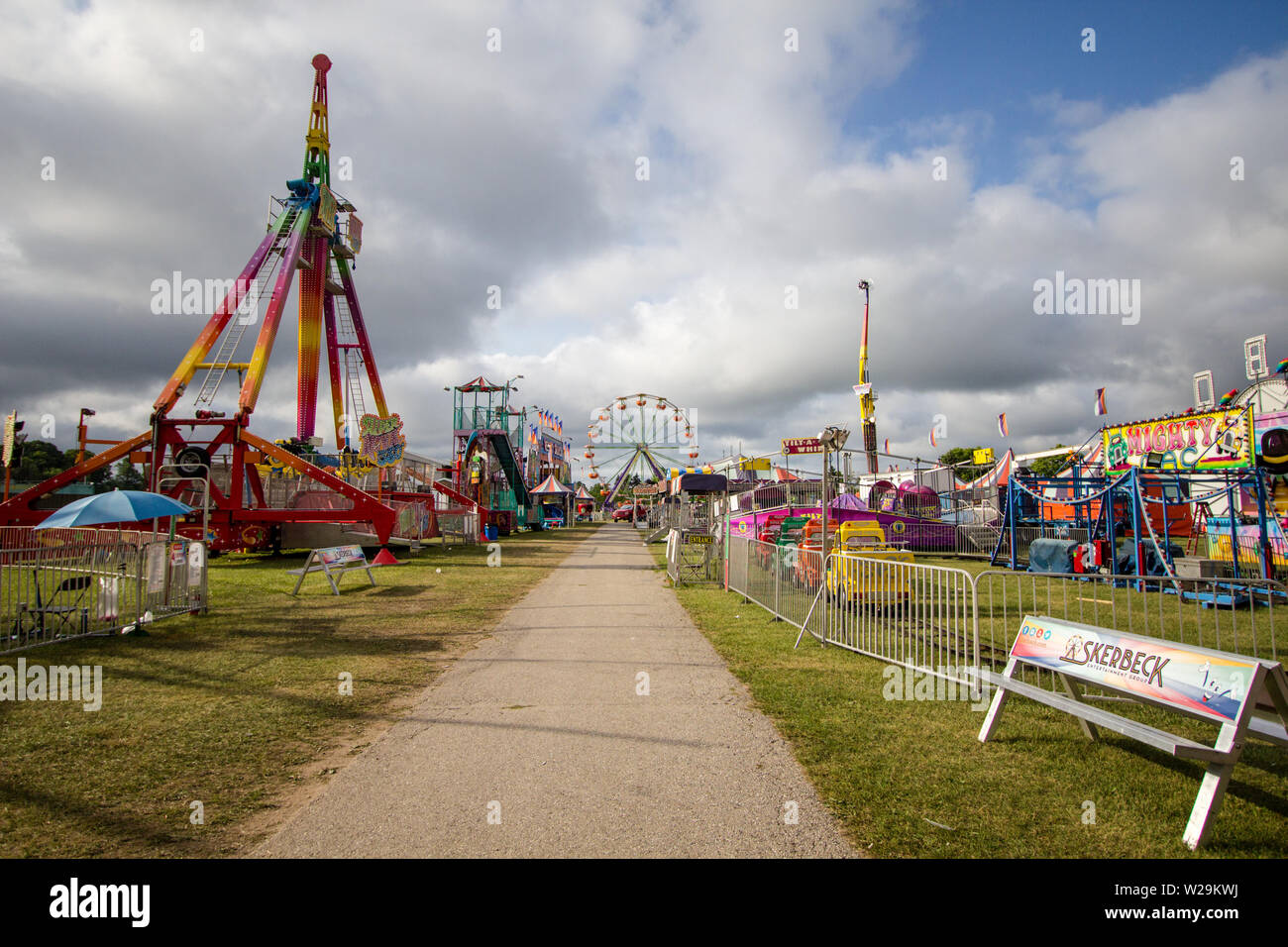 Cheboygan, Michigan, USA - Midway einer County Fair während eines Sommerfestivals im Mittleren Westen der Vereinigten Staaten. Stockfoto