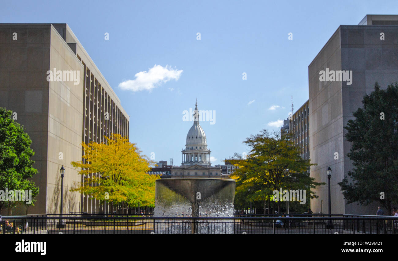 Lansing Michigan Capital Building. Herbst in Downtown Lansing mit einem Brunnen und das Capitol Gebäude im Hintergrund. Stockfoto