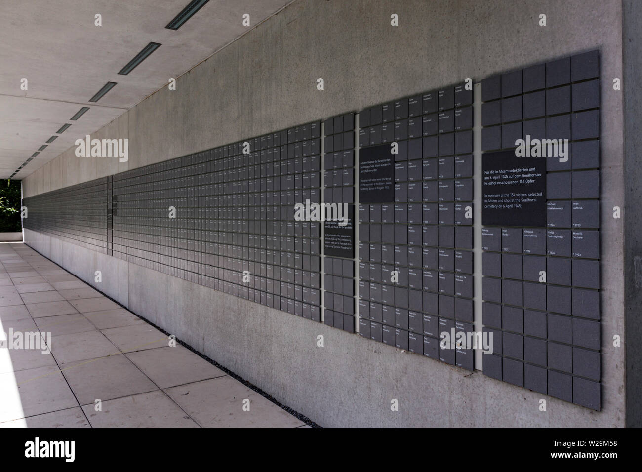 Mauer der Namen in der Mahn- und Gedenkstätte Ahlem in Hannover Stockfoto