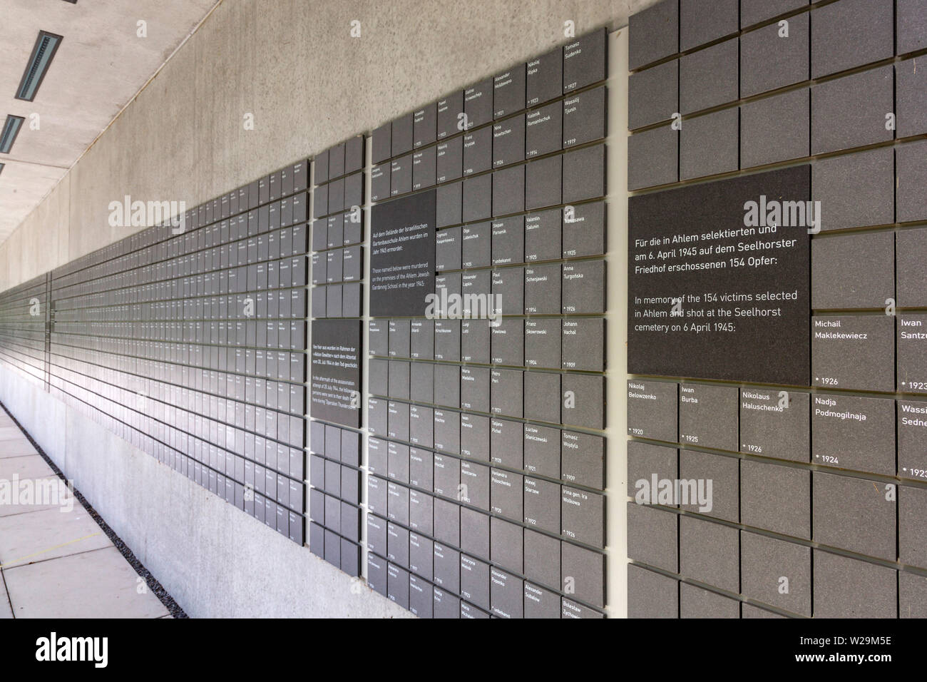 Mauer der Namen in der Mahn- und Gedenkstätte Ahlem in Hannover Stockfoto