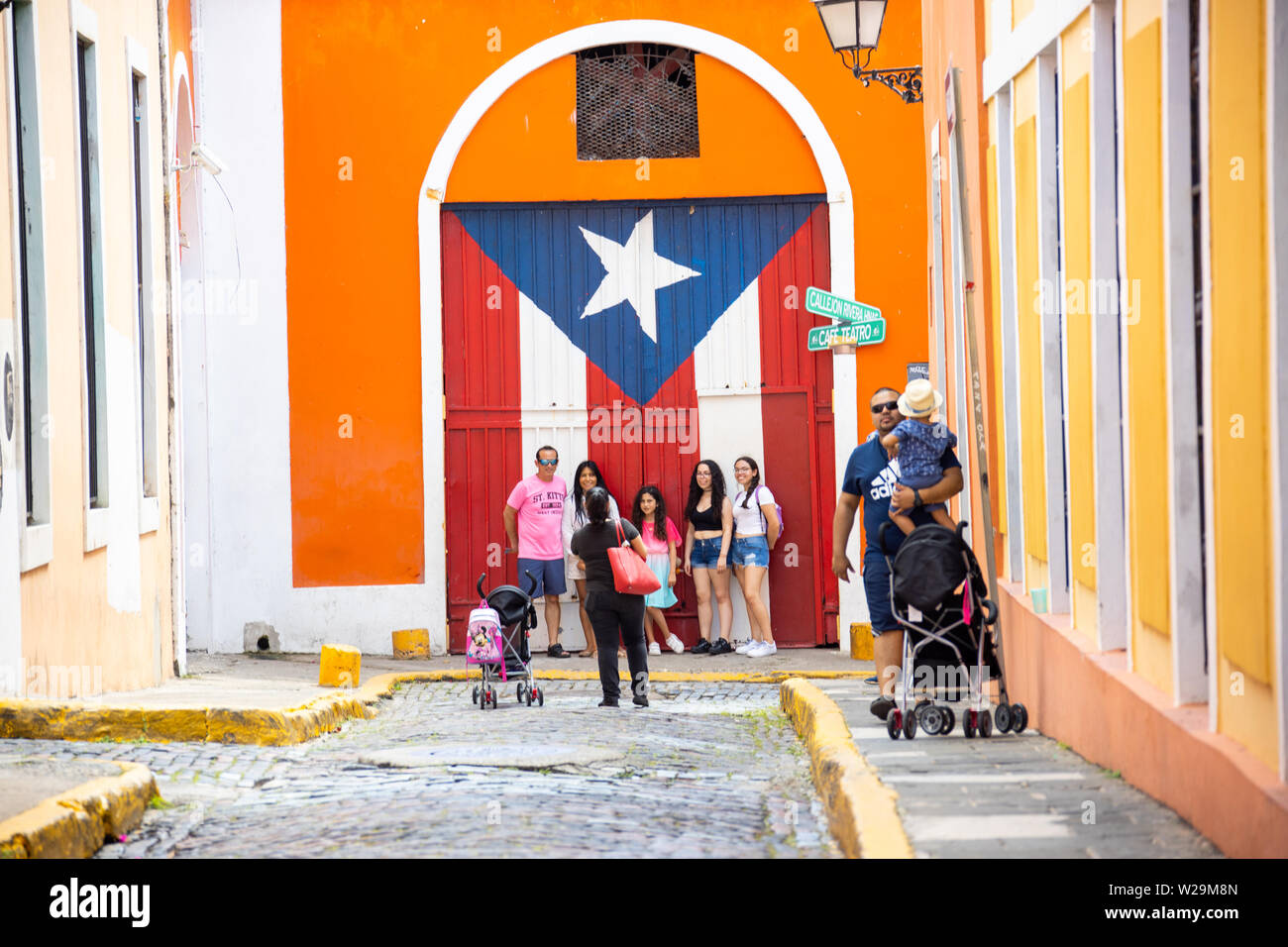 Puerto Rican Touristen Halt für ein Foto in der Altstadt von San Juan, Puerto Rico. Stockfoto