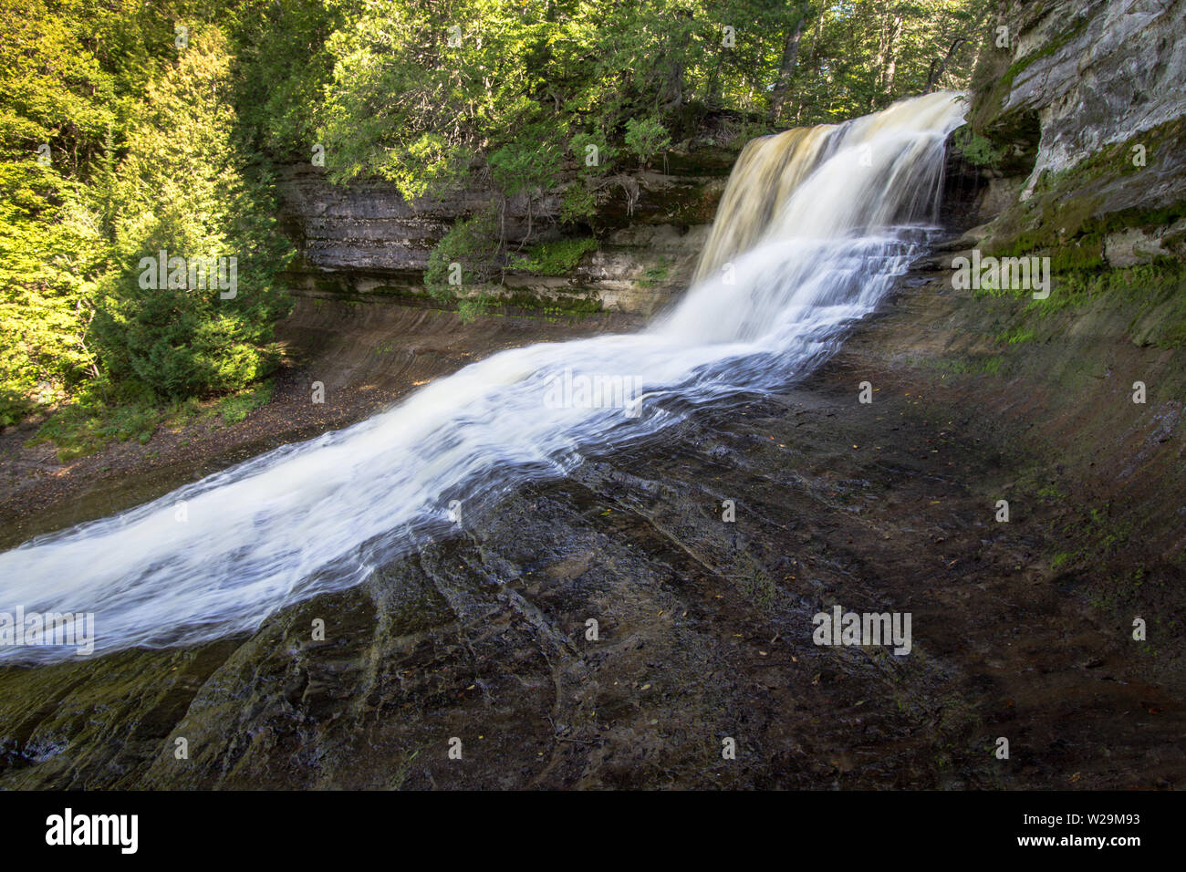 Michigan Wasserfall. Laughing Whitefish Falls Scenic Site, umgeben von üppigem Grün auf der Upper Peninsula of Michigan. Stockfoto