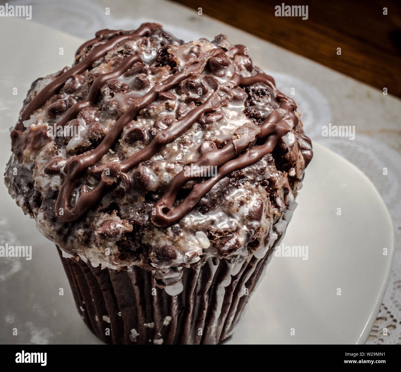Frisch aus dem Ofen Chocolate Muffin. Nahaufnahme einer Bäckerei style chocolate Muffin mit Nieselregen und Glasur Stockfoto