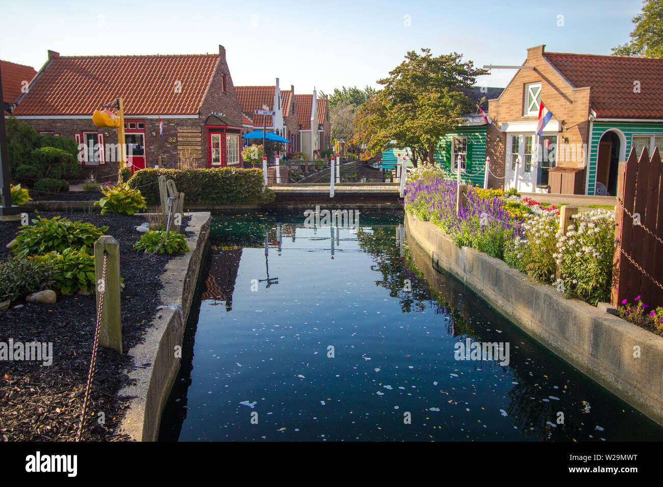 Holland, Michigan, USA - 18. September 2018: Nelis Dutch Village street scene mit Canal. Das Dorf verfügt über Souvenirläden, Fahrgeschäfte und Attraktionen. Stockfoto