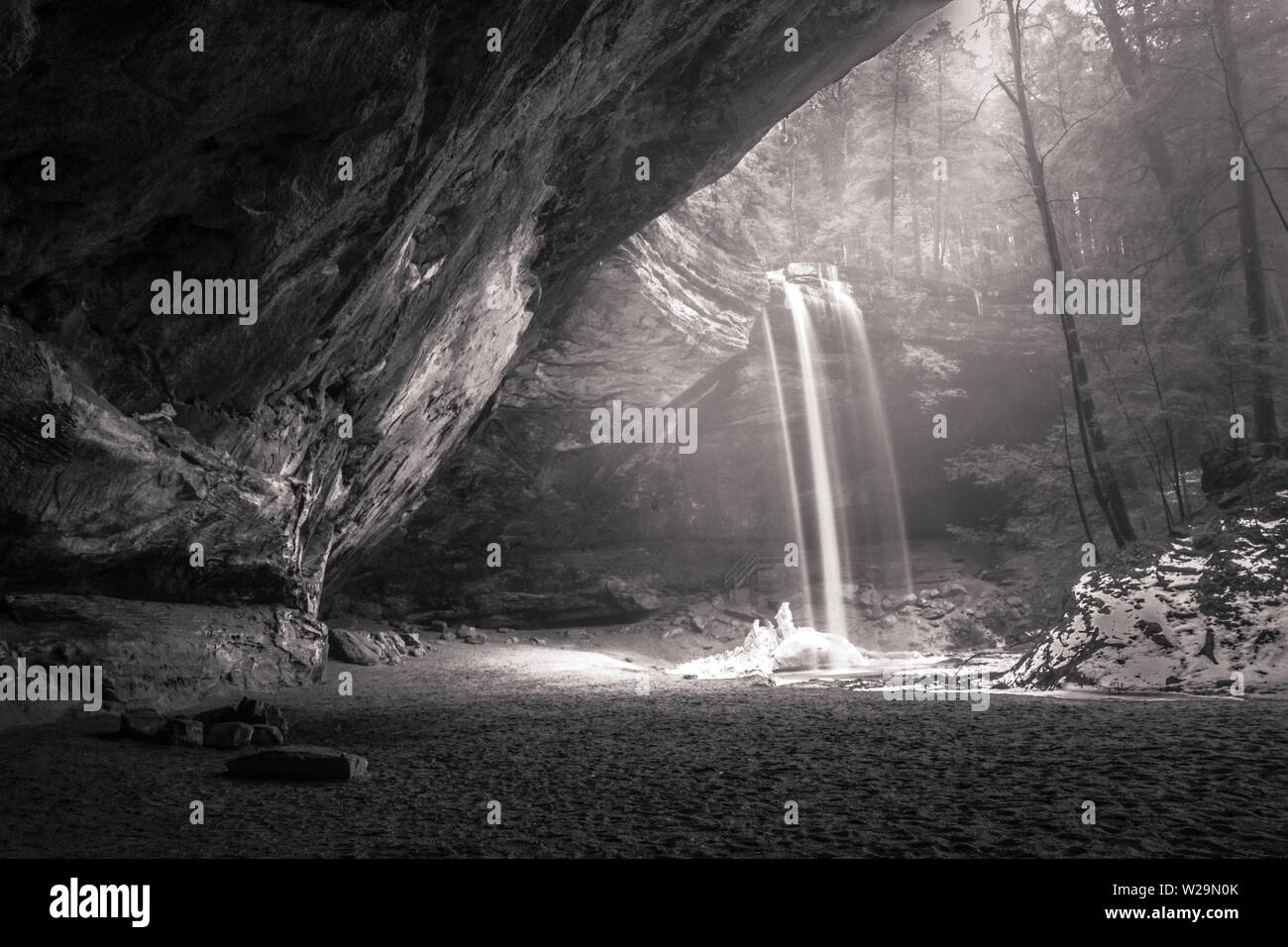 Mystischer Wasserfall Im Wald In Schwarzweiß. Der Frühling kommt zum Hocking Hills State Park, während der Schnee zu schmelzen beginnt Stockfoto