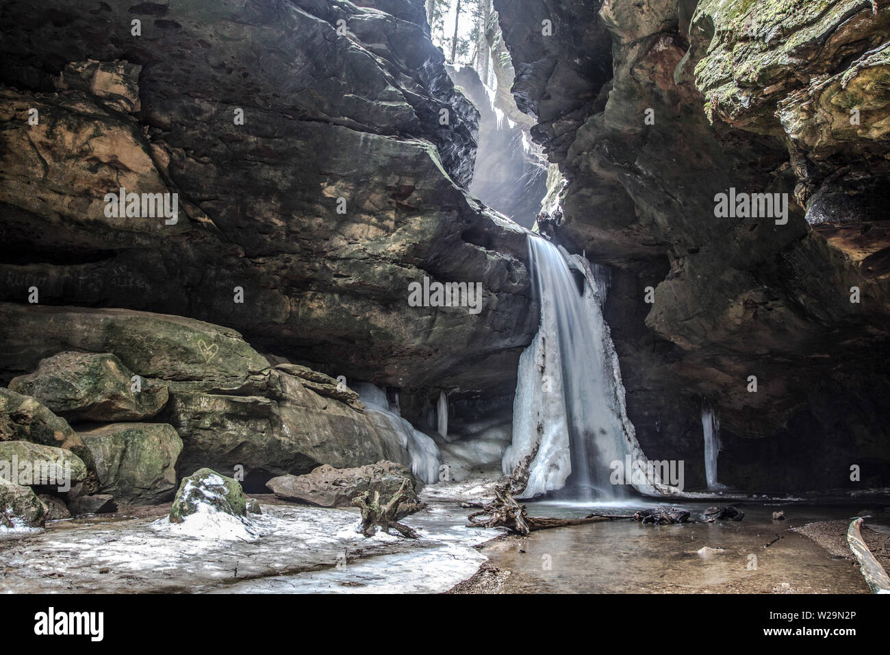 Gefrorenen Wasserfall in Hohlen landschaftlich reizvollen Gegend des Conkle von Hocking Hills State Park im Südosten von Ohio. Stockfoto