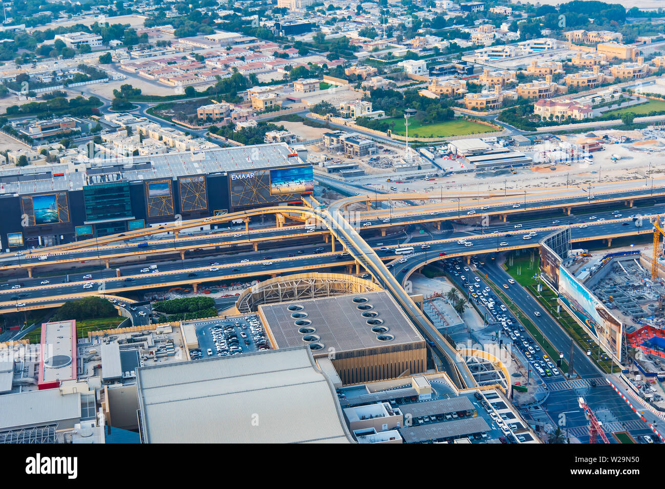 Dubai, Vereinigte Arabische Emirate - Juli 5, 2019: Straßen und Gassen der Innenstadt von Dubai, der Dubai Mall Parkplatz Ansicht von oben Stockfoto