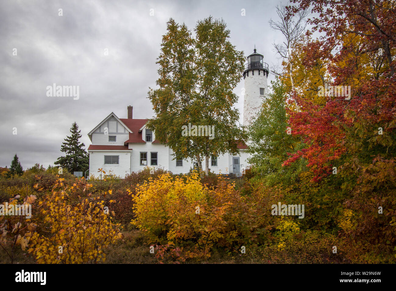 Michigan Herbst Leuchtturm. Die Irokesen Leuchtturm mit falllaub an der Küste des Lake Superior. Hiawatha National Forest. Brimley, Michigan. Stockfoto