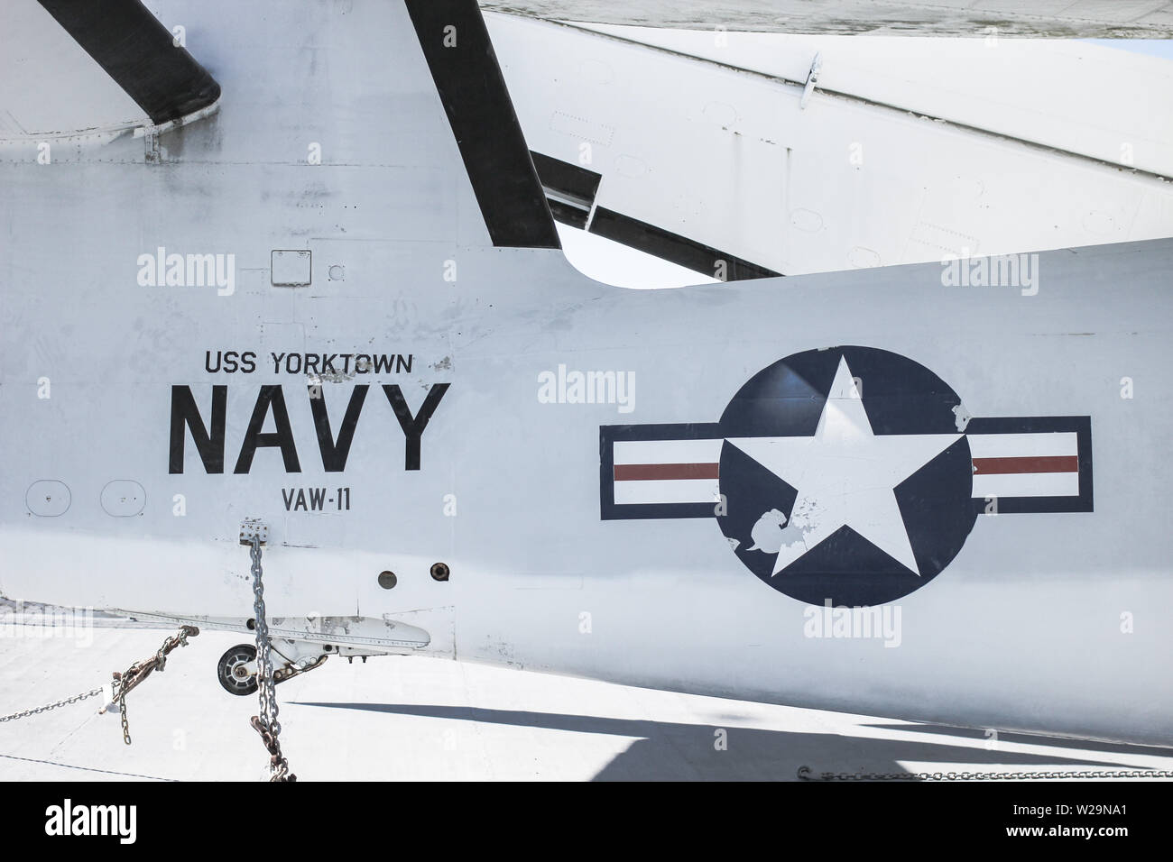 Mount Pleasant, South Carolina, USA - Schwanz eines F-15 Flugzeug mit Abzeichen. Diese Ebene wird ein WWII Flugzeuge an der Patriot. Stockfoto