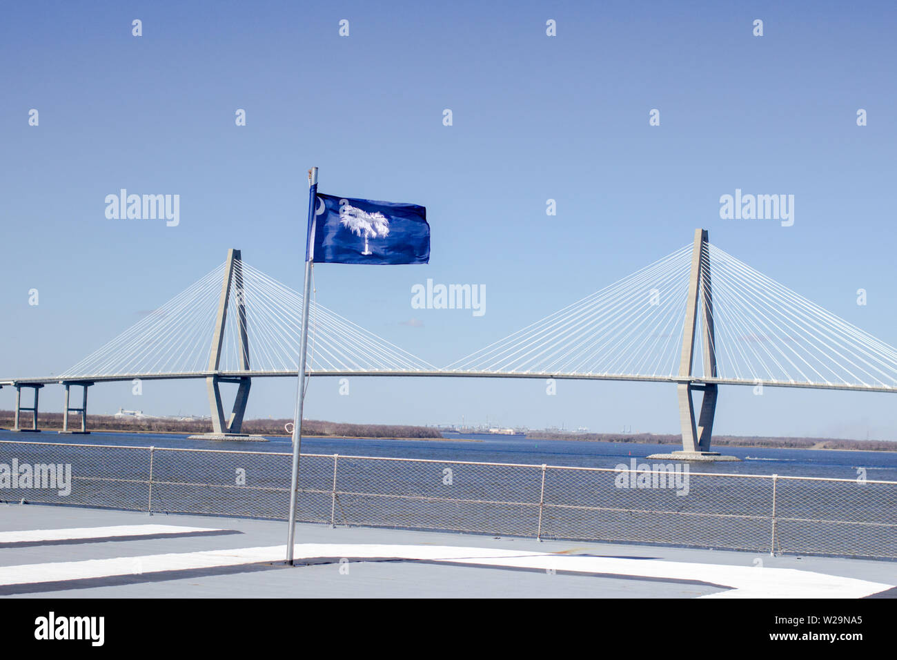 Die ravenel Bridge mit der South Carolina Flagge im Vordergrund. Charleston, South Carolina. Stockfoto