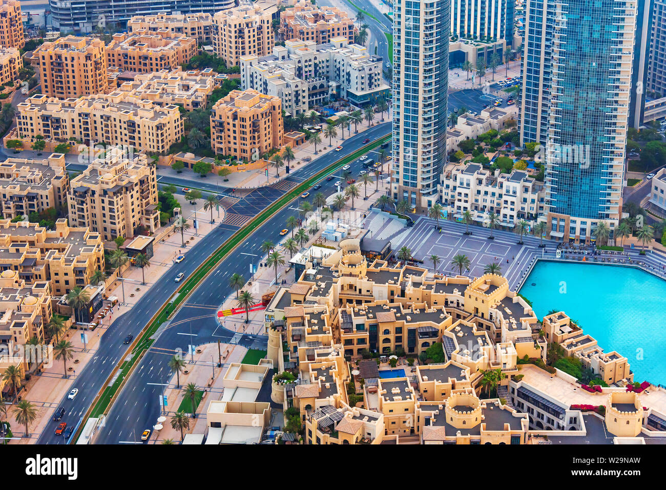 Dubai, Vereinigte Arabische Emirate - Juli 5, 2019: Dubai Downtown Straßen und Wohnhäuser der Ansicht von oben Stockfoto