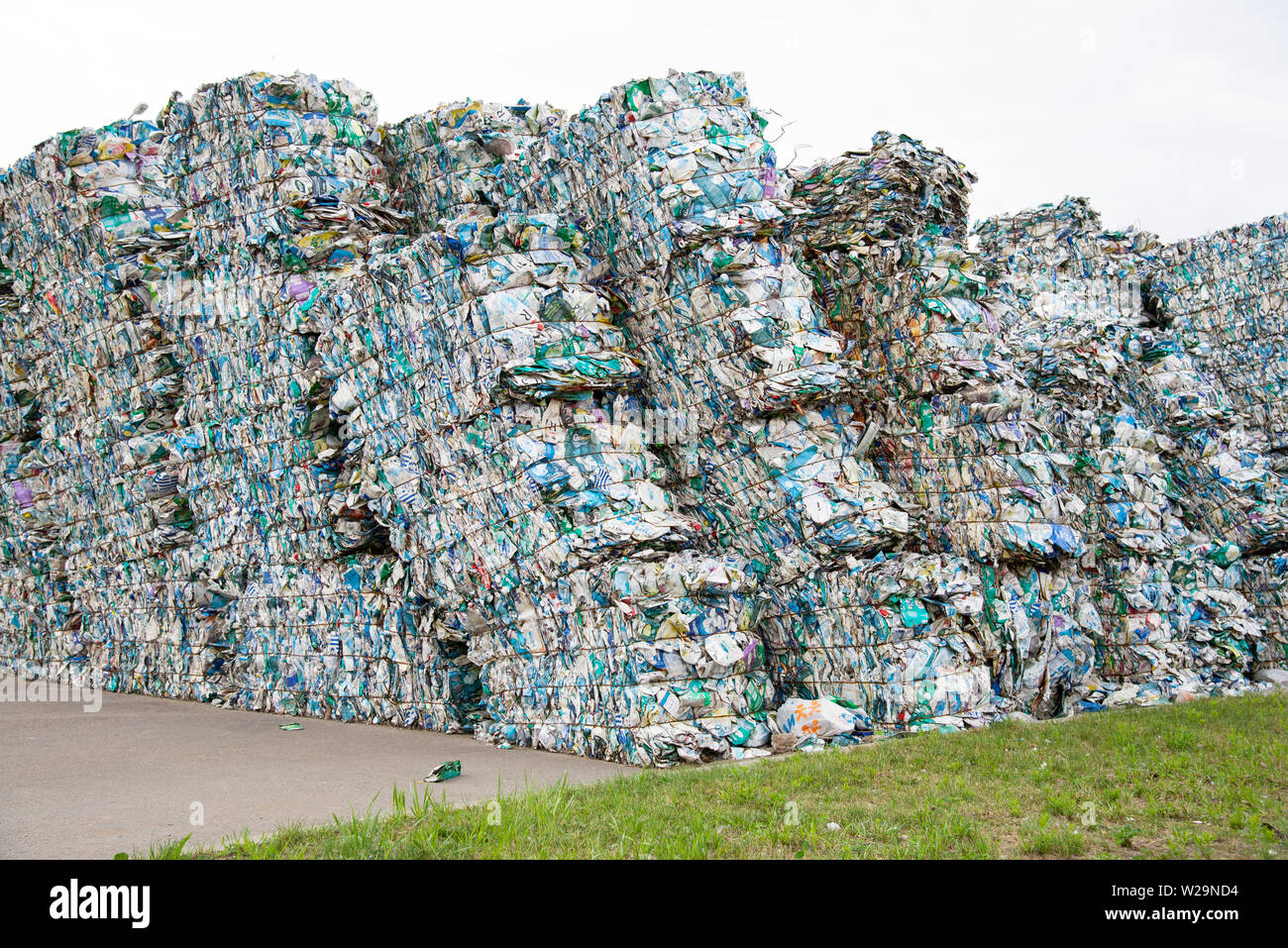 Minsk, Weißrussland - Juni 6, 2019 Haufen gedrückt Dosen tetrapack bei einer Garbage Collection. Stockfoto