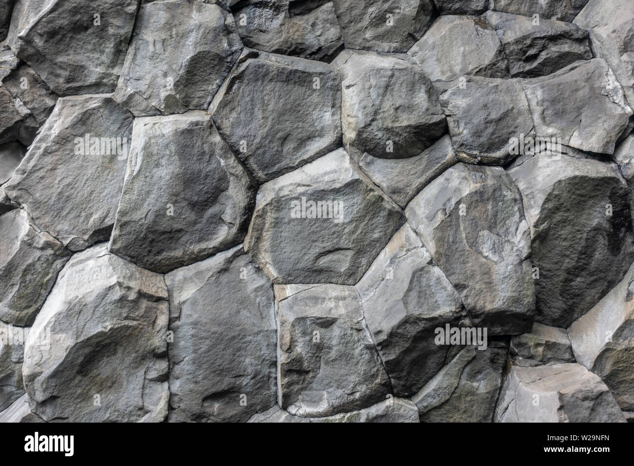 Sechseckigen Basaltsäulen auf reynisfjara Black Sand Beach, im südlichen Island. Stockfoto