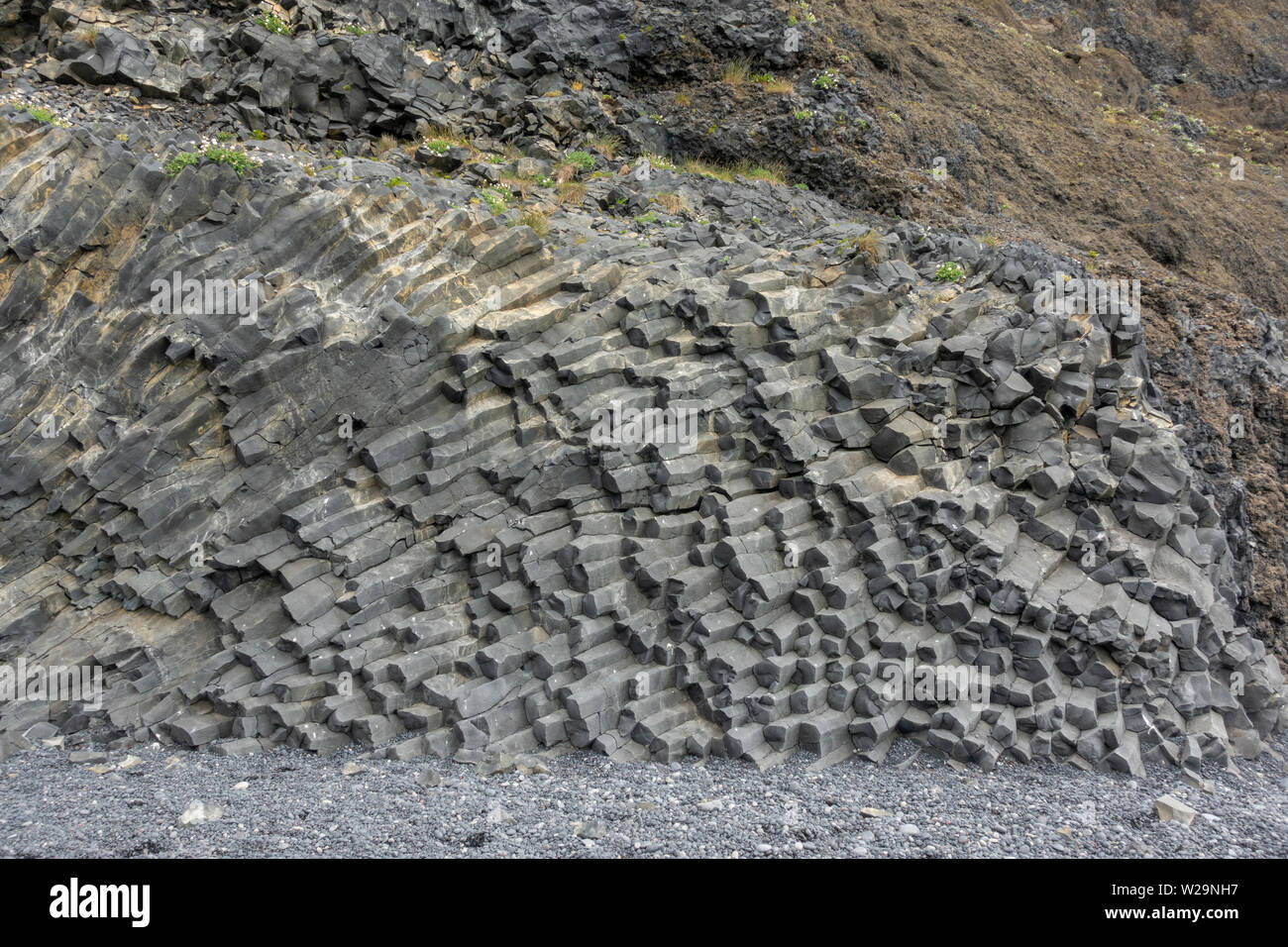 Sechseckigen Basaltsäulen auf reynisfjara Black Sand Beach, im südlichen Island. Stockfoto