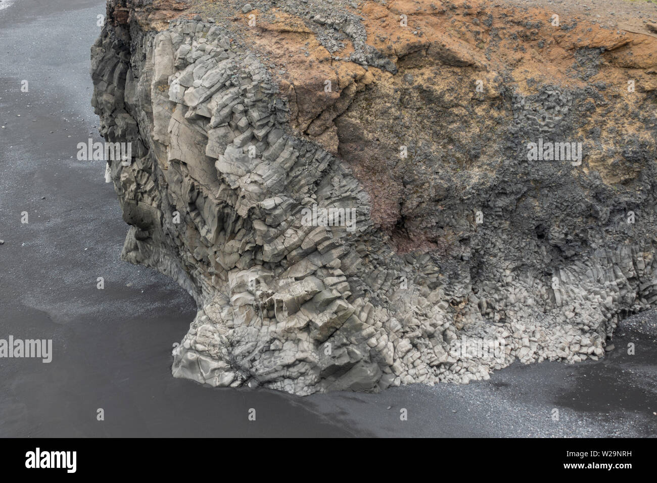 Abgewinkelte basalt Cliff Funktion in der Nähe der Halbinsel Dyrhólaey und Kirkjufjara Strand im südlichen Island Stockfoto