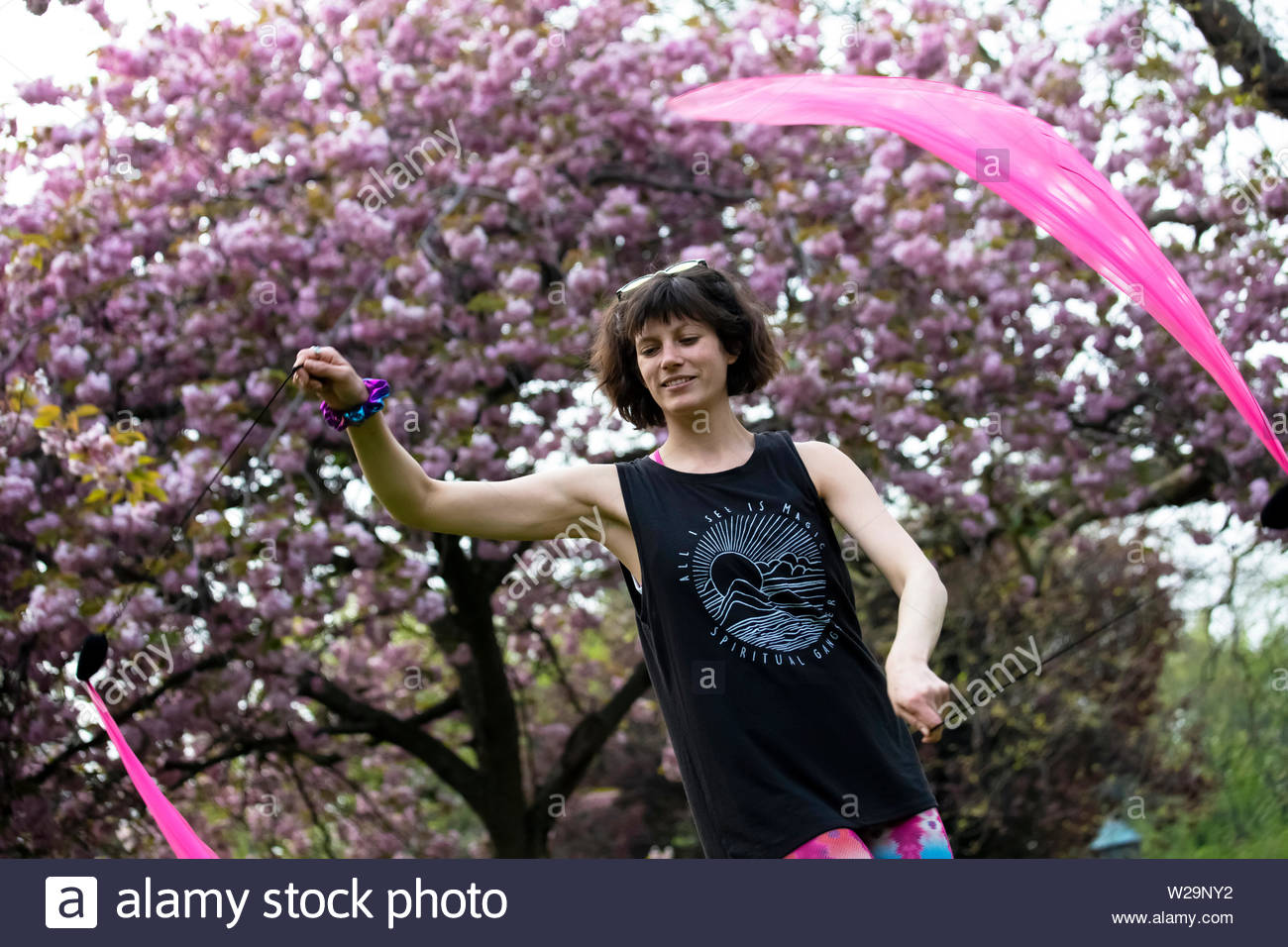 Eine junge Frau mit sich poi Spinning in Saint Stephen's Green, Dublin, Dublin genießt schöne Wetter Stockfoto
