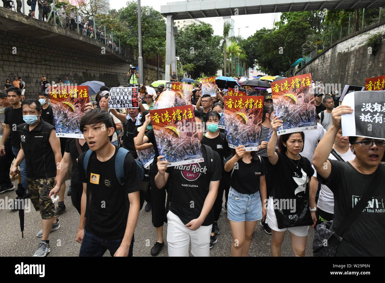 Hongkong, China. 07 Juli, 2019. Die Demonstranten versammeln sich an der Demonstration gegen anti-Auslieferung Bill am 7. Juni 2019 in Hong Kong, China. Pro-demokratischen Demonstrationen auf den Straßen von Hong Kong für den letzten Monat fort, in der er die vollständige Rücknahme eines umstrittenen Auslieferung Rechnung. Hong Kong's Chief Executive Carrie Lam hat die Rechnung auf unbestimmte Zeit ausgesetzt, jedoch Proteste mit Demonstranten ruft nun zu ihrem Rücktritt weitergeführt haben. Quelle: Lba Co.Ltd./Alamy leben Nachrichten Stockfoto