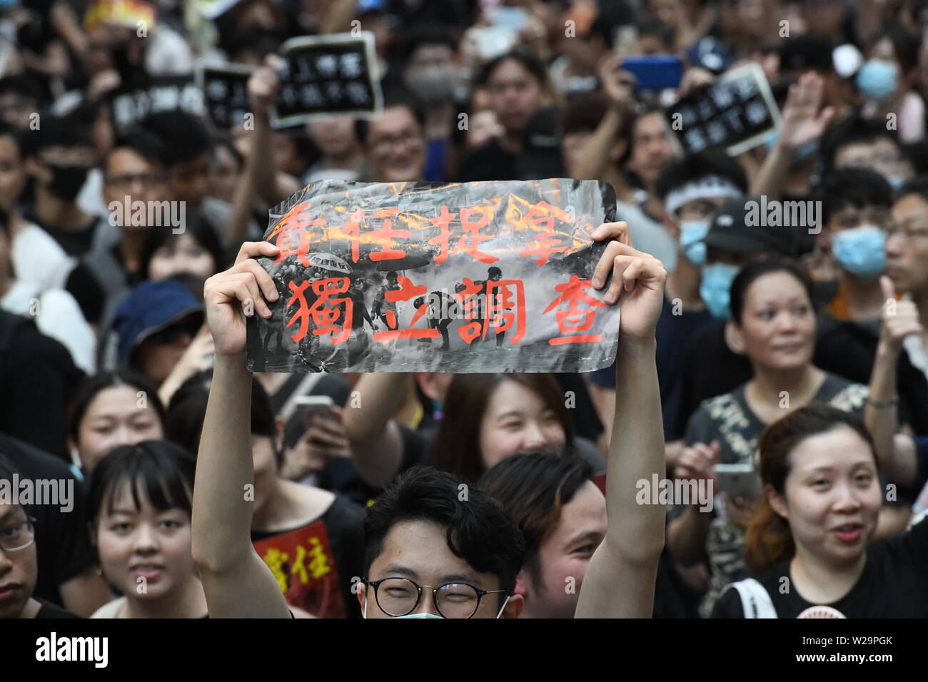 Hongkong, China. 07 Juli, 2019. Die Demonstranten versammeln sich an der Demonstration gegen anti-Auslieferung Bill am 7. Juni 2019 in Hong Kong, China. Pro-demokratischen Demonstrationen auf den Straßen von Hong Kong für den letzten Monat fort, in der er die vollständige Rücknahme eines umstrittenen Auslieferung Rechnung. Hong Kong's Chief Executive Carrie Lam hat die Rechnung auf unbestimmte Zeit ausgesetzt, jedoch Proteste mit Demonstranten ruft nun zu ihrem Rücktritt weitergeführt haben. Quelle: Lba Co.Ltd./Alamy leben Nachrichten Stockfoto