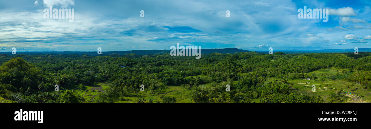 Die Chocolate Hills (Cebuano: MGA Bungtod sa Tsokolate, Tagalog: Tsokolateng Burol) sind eine geologische Formation in der Bohol-Provinz der Philippinen Stockfoto