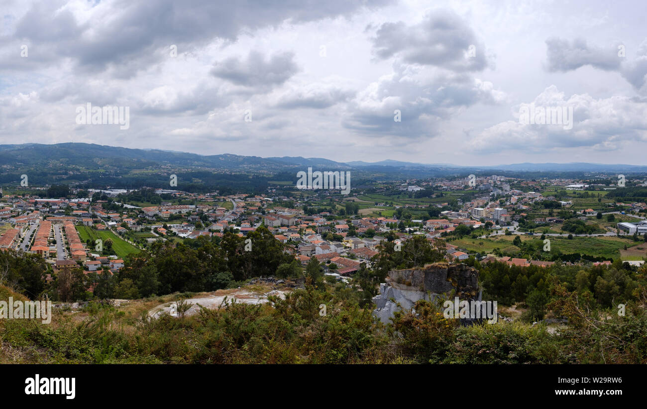 Von der Spitze Unserer Lieben Frau des Friedens, Panoramablick auf das Dorf Amares und Umgebung Stockfoto