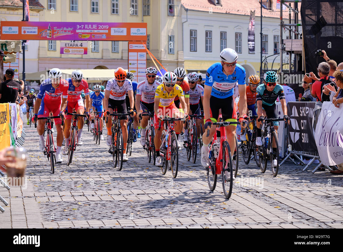 Peloton verlassen unter der Leitung von Joel Suter zu Beginn der Stufe 4, von Sibiu Radtour, Rumänien, 7. Juli 2019 Stockfoto