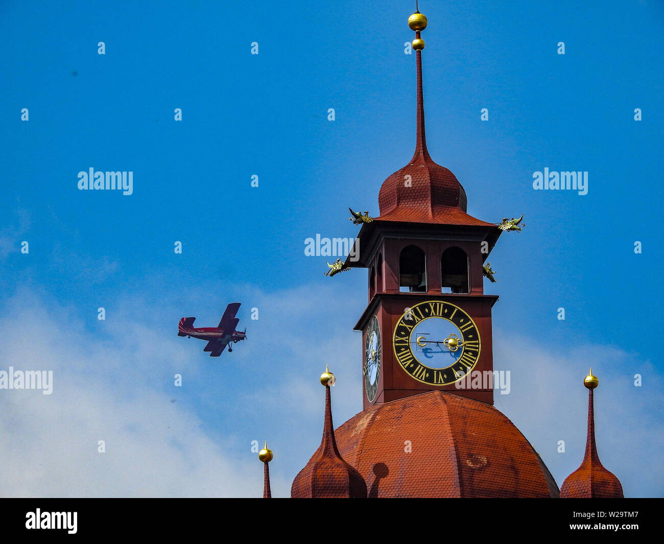 Rusalka AN-2 in den blauen Himmel über Rathaus von Luzern, Luzern, Schweiz Stockfoto