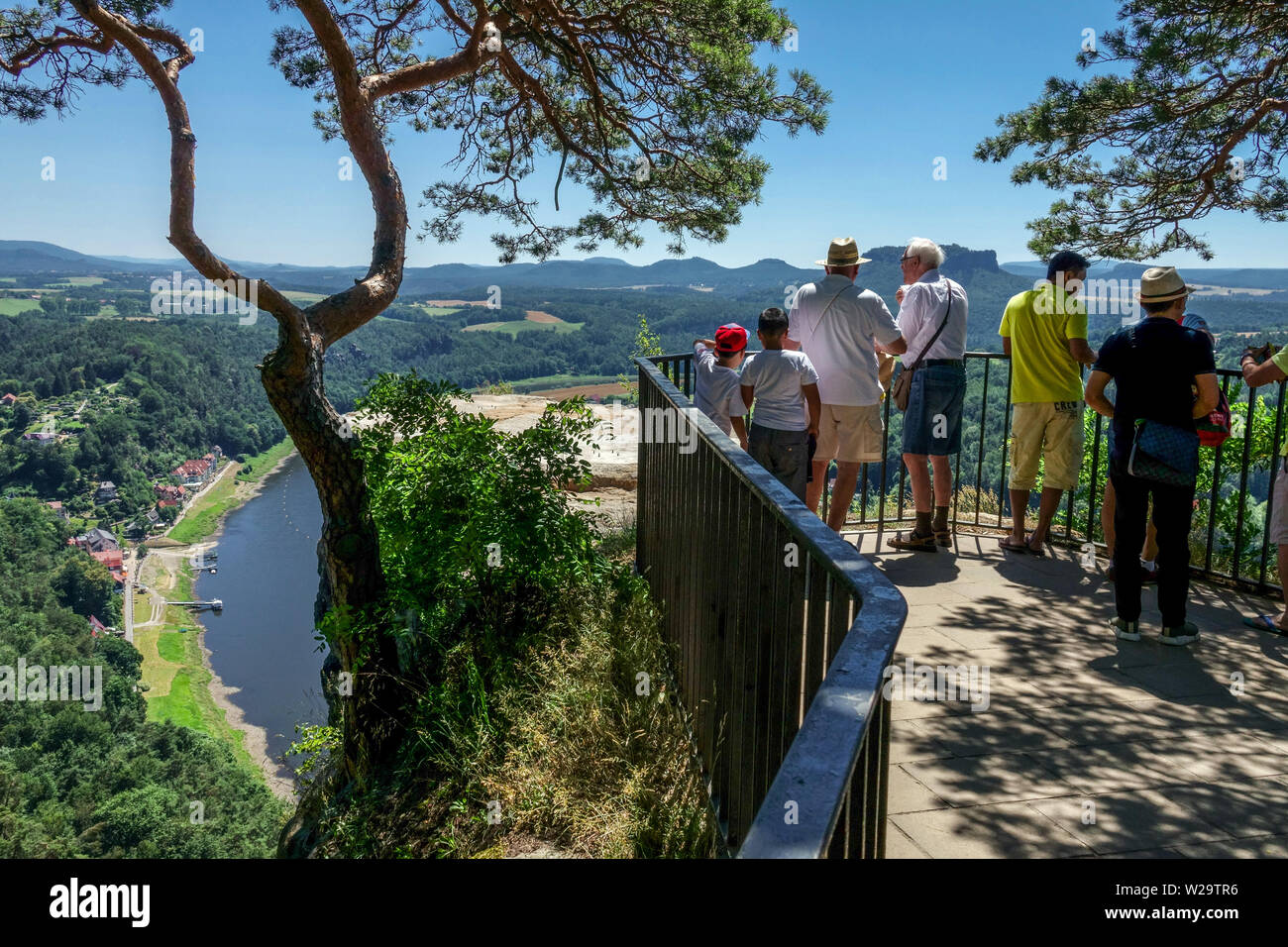 Bastei Aussichtgruppe am Aussichtspunkt Blick auf die malerische Landschaft des Nationalparks Sächsische Schweiz Volkselbtal, Deutschland Touristen Stockfoto