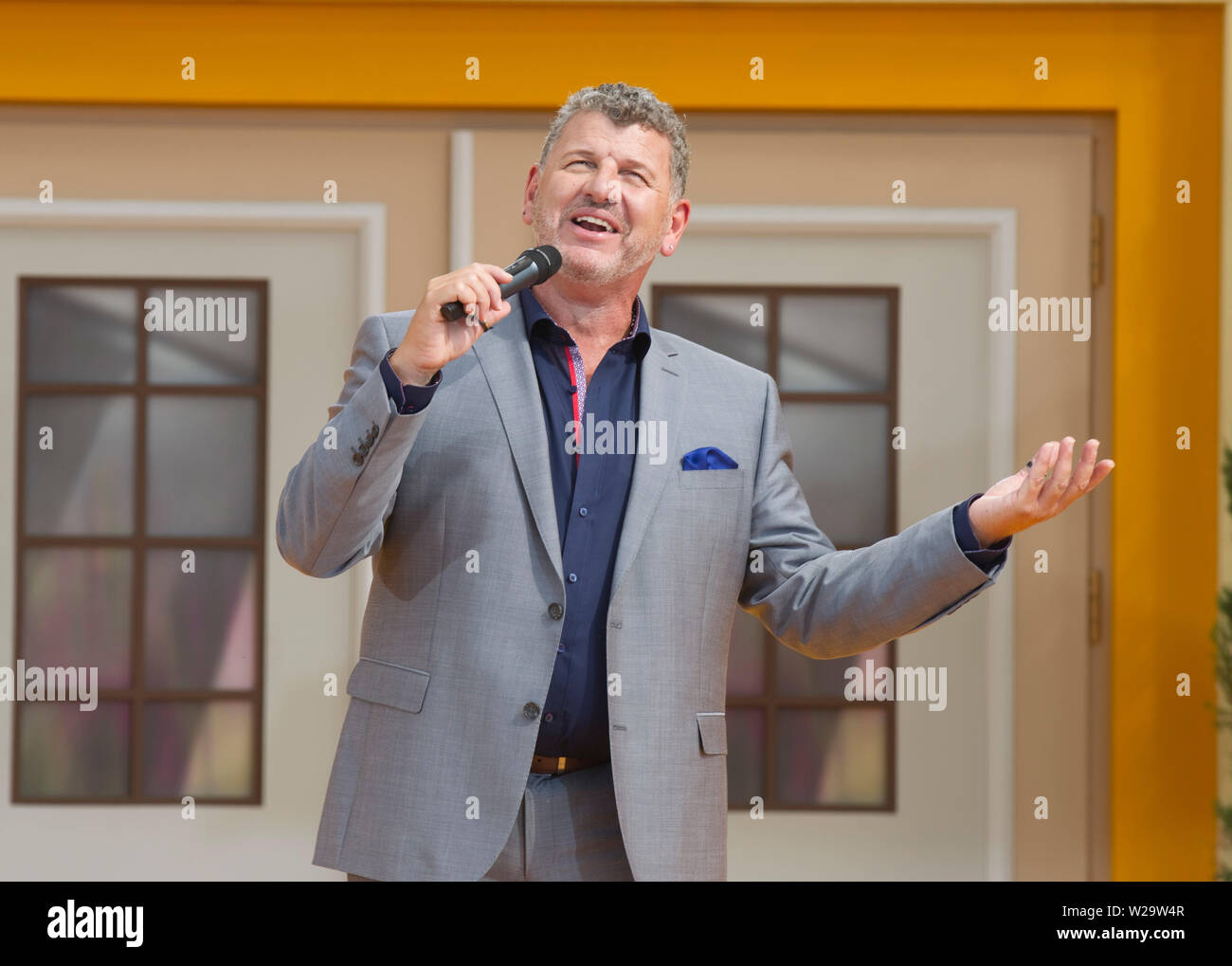 Rust, Deutschland. 07 Juli, 2019. Europapark, Deutschland - Juli 07, 2019: Immer wieder Sonntags, ARD/SWR Fernsehen zeigen mit argentinischen Sänger Semino Rossi Quelle: dpa/Alamy leben Nachrichten Stockfoto