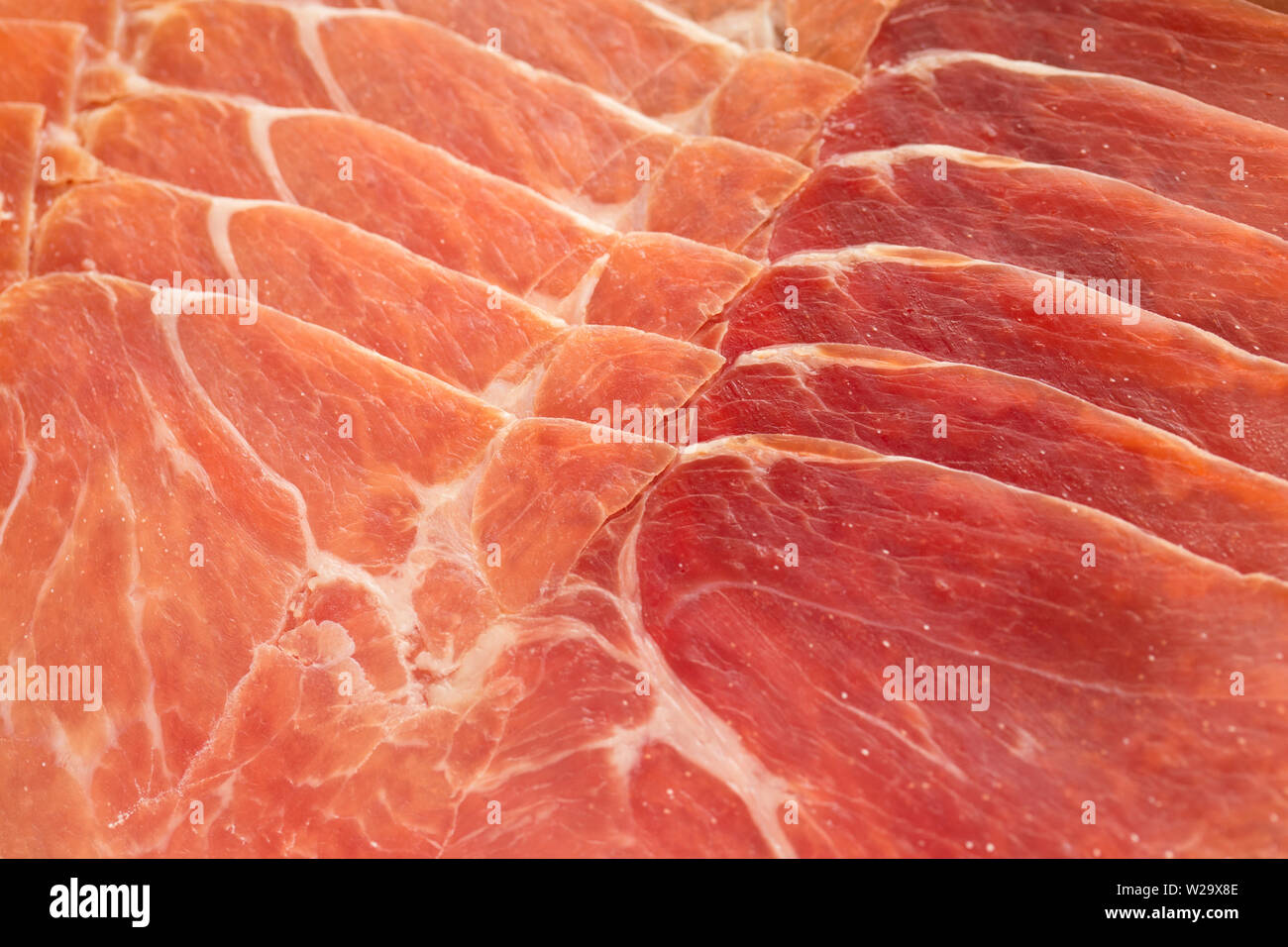 Scheiben der Spanische Serrano Schinken aus Spanien importiert und kaufte von einem Supermarkt in Großbritannien. Dorset England UK GB Stockfoto