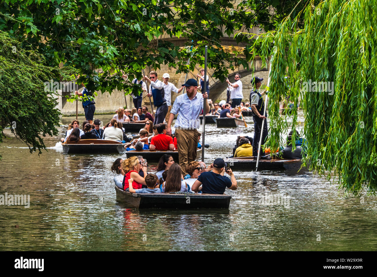 Stochern in Cambridge - Cambridge Tourismus - Touristen stochern entlang des Flusses Cam im Zentrum von Cambridge Großbritannien Stockfoto
