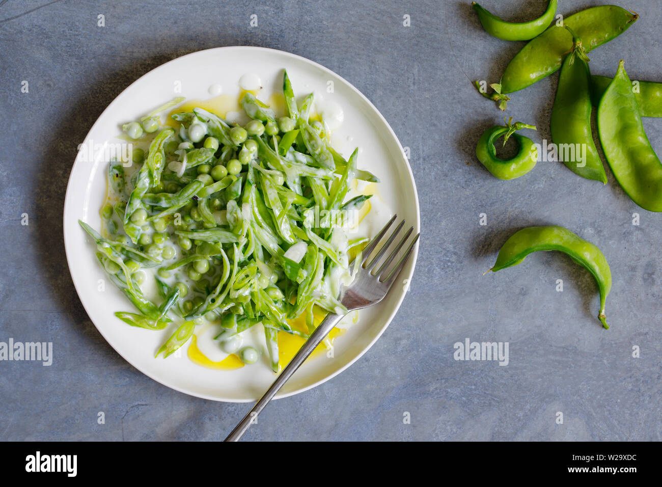 Zuckerschoten Salat mit buttermilch Dressing Stockfoto