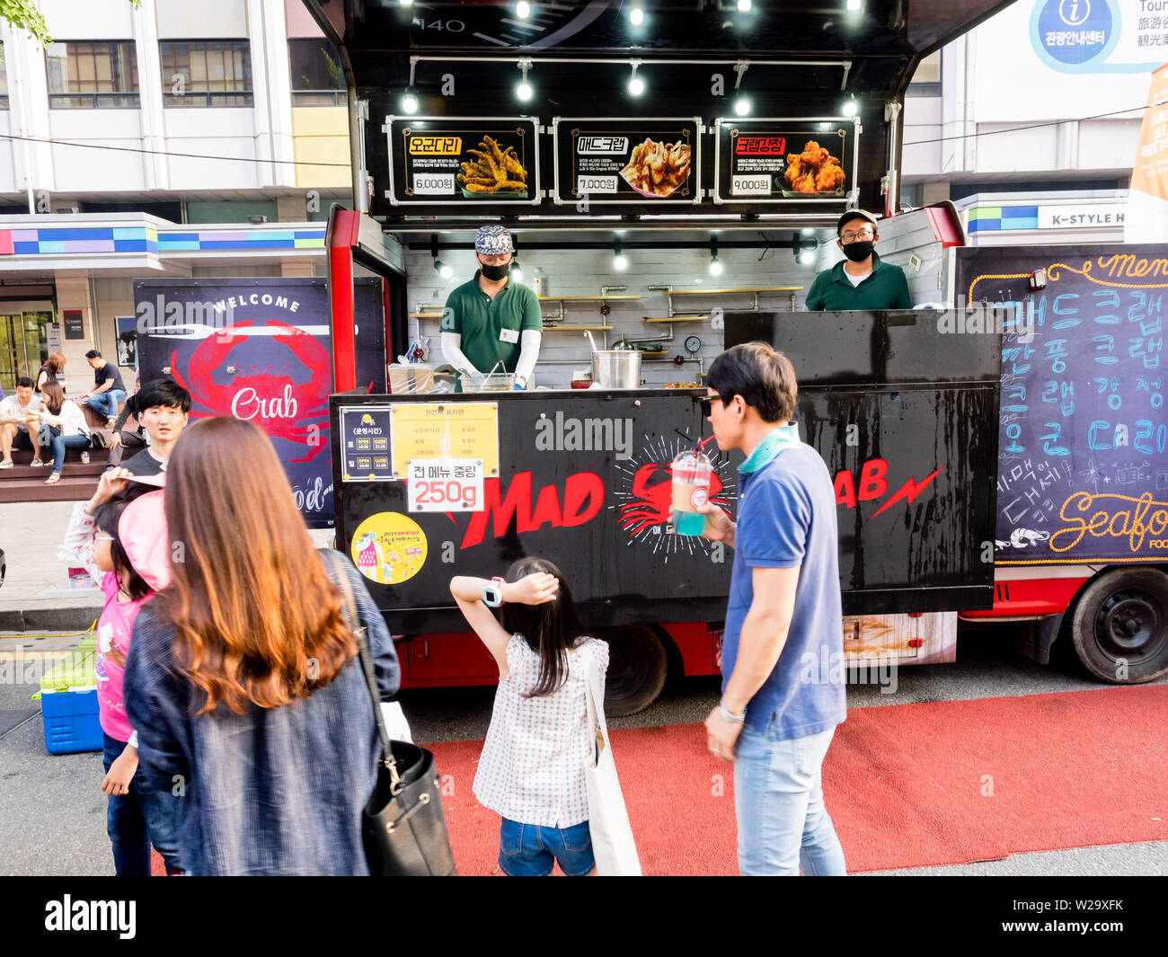 Seoul, Südkorea - 17. Juni 2017: Leute Schlange, an der fast food Kiosk an der Straße in der Nähe des Cheonggyecheon Strom in Seoul. Stockfoto