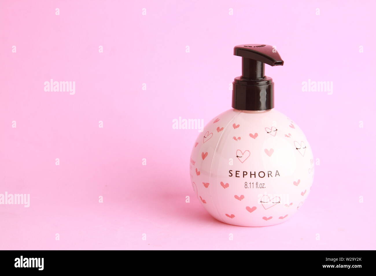 Saragossa in Spanien. September 18, 2018, Seife Flasche rosa Händen der  Marke Sephora Stockfotografie - Alamy