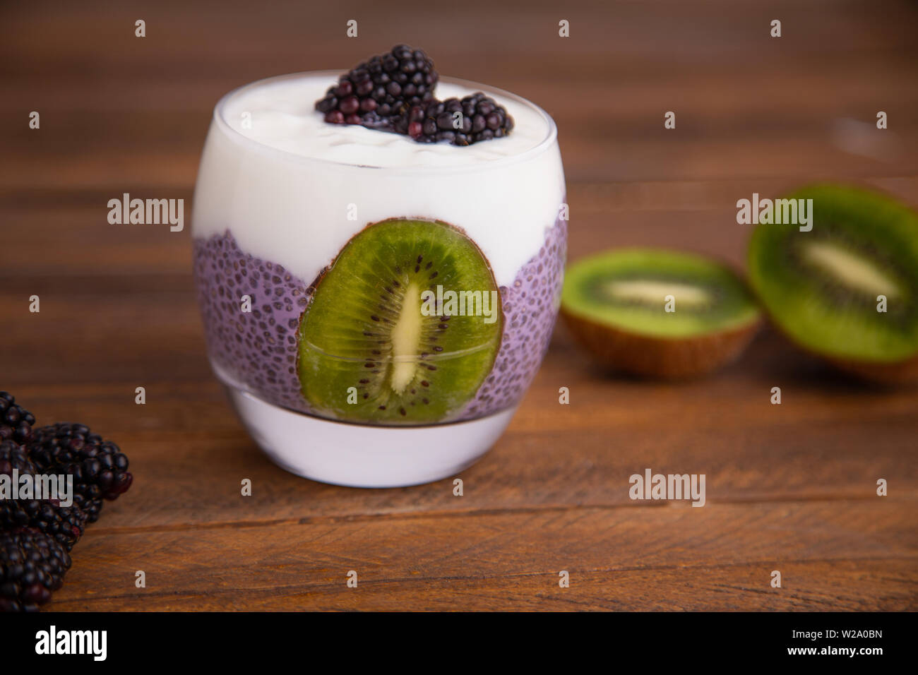 Schwarz chia Pudding mit Blackberry und Kiwi Stockfoto