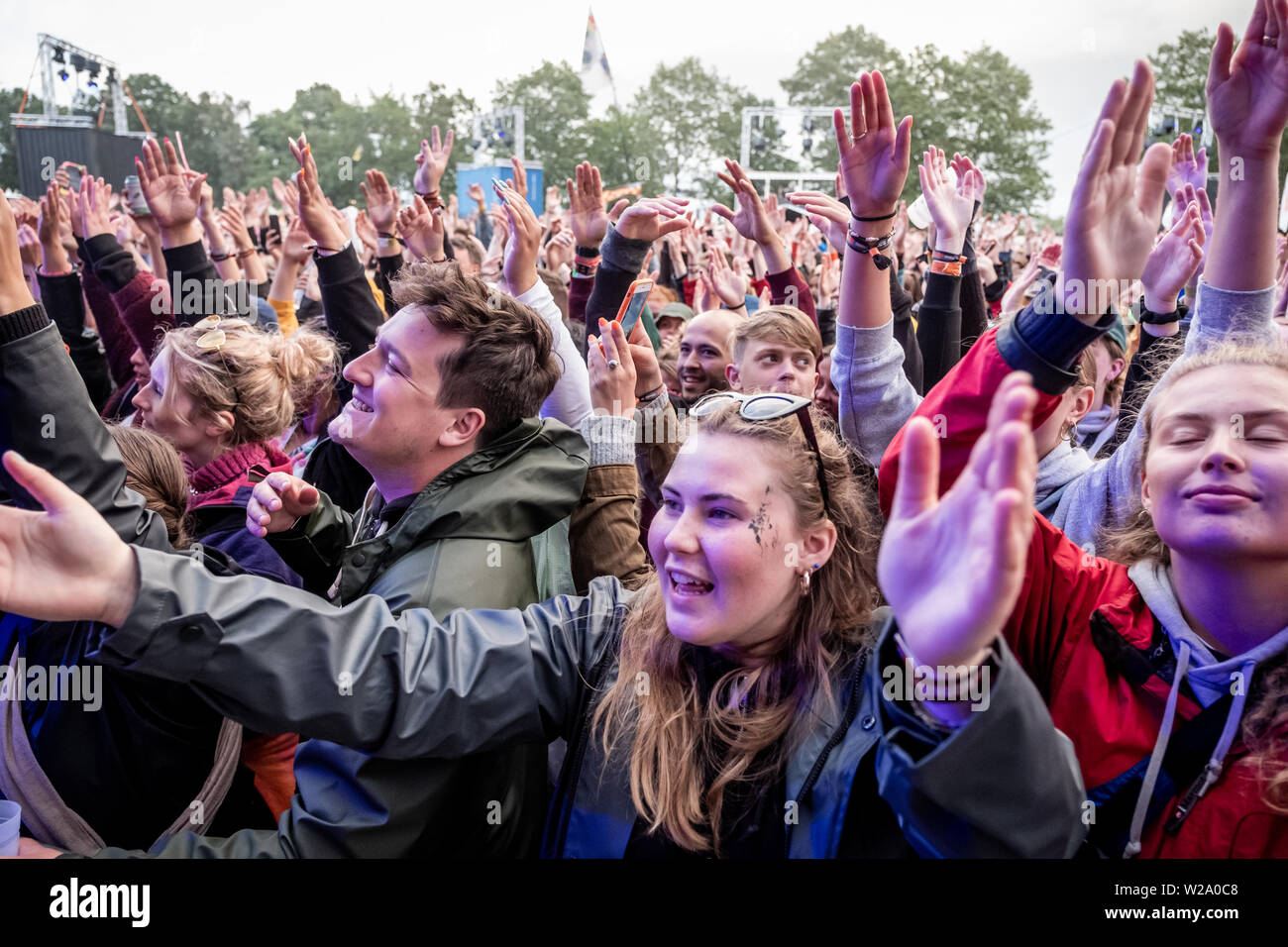 Roskilde, Dänemark. 06 Juli, 2019. Roskilde, Dänemark. 06. Juli, 2019. Festivalbesucher an einem live Konzert mit dem amerikanischen Rapper und Lyriker Lizzo während der dänischen Musik Festival Roskilde Festival 2019. (Foto: Gonzales Foto/Alamy leben Nachrichten Stockfoto