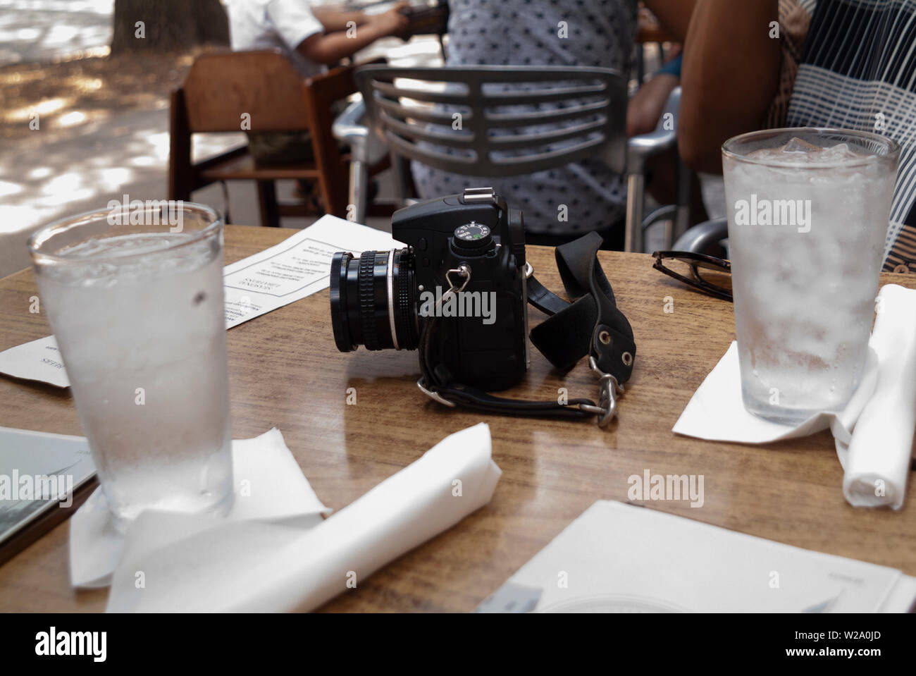 SCOOP: Eine Kamera befindet sich auf einem Esstisch im Freien in Savannah, Georgia. Stockfoto