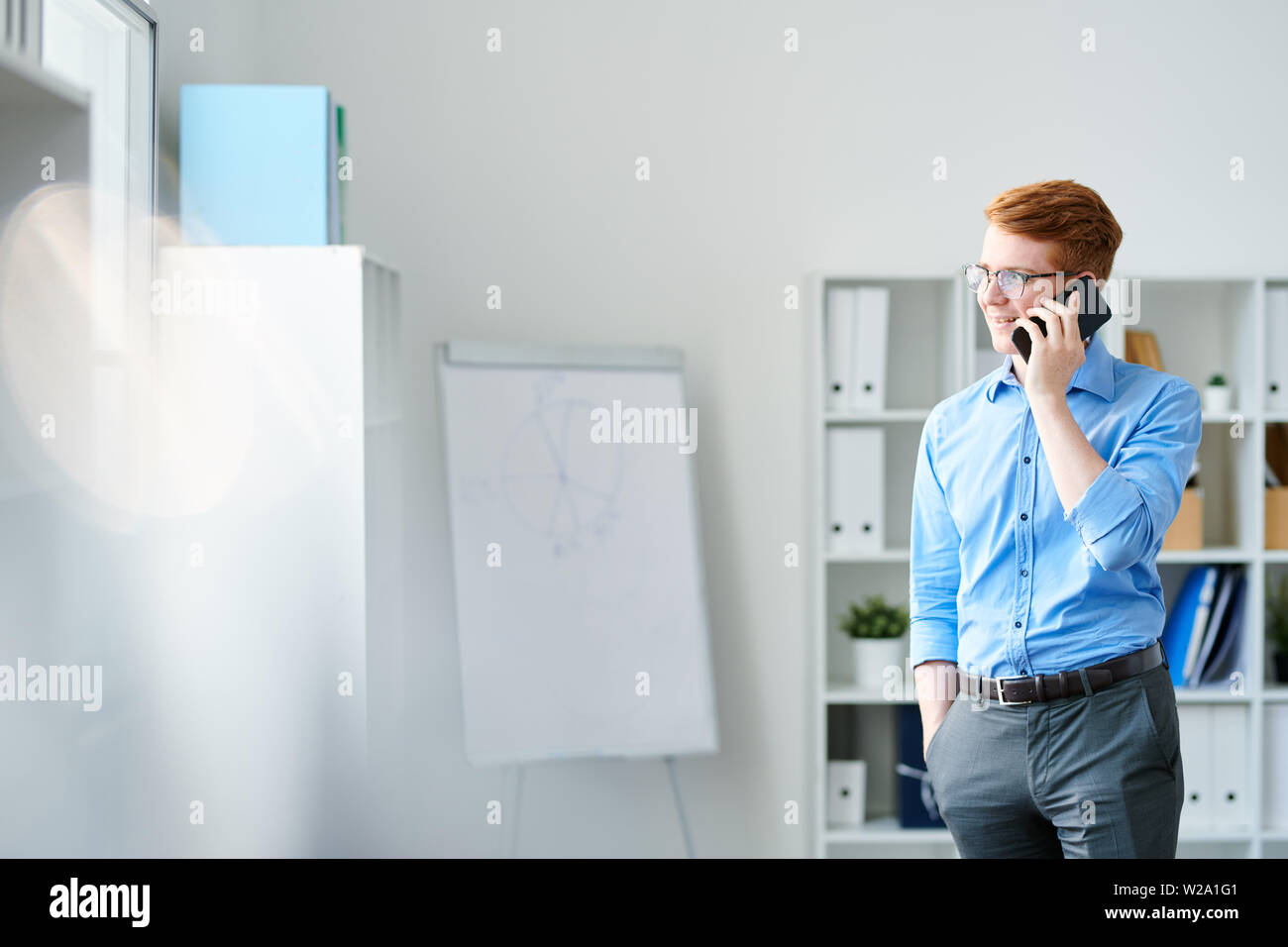 Junge zuversichtlich Geschäftsmann sprechen auf dem Smartphone Stockfoto