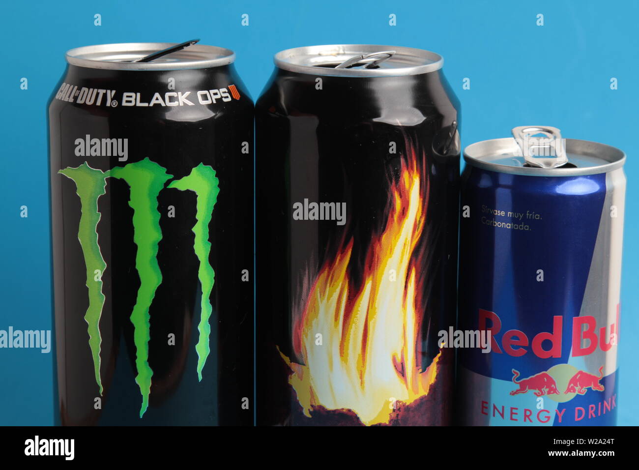 Saragossa in Spanien. September 18, 2018, Dosen von energetischen Trinken von Monster Marken, Red Bull und Brennen Stockfoto