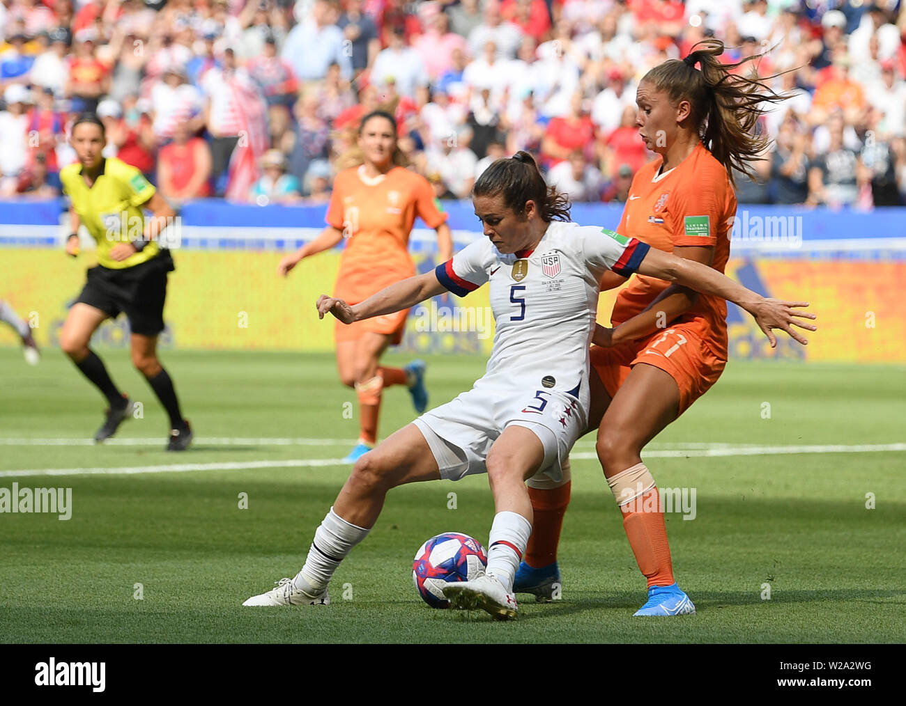 Lyon, Frankreich. 07 Juli, 2019. Décines-Charpieu: Fußball, Frauen: WM, USA - Niederlande, final, Stade de Lyon: Kelley O'Hara aus den USA (l) im Duell mit lieke Martens aus den Niederlanden. Quelle: dpa Picture alliance/Alamy leben Nachrichten Stockfoto