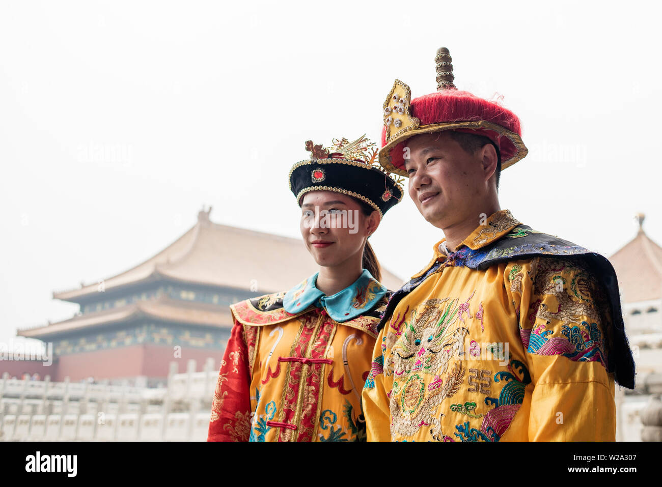 Die Touristen tragen traditionelle chinesische Kleidung in der Verbotenen  Stadt in Peking, China Stockfotografie - Alamy
