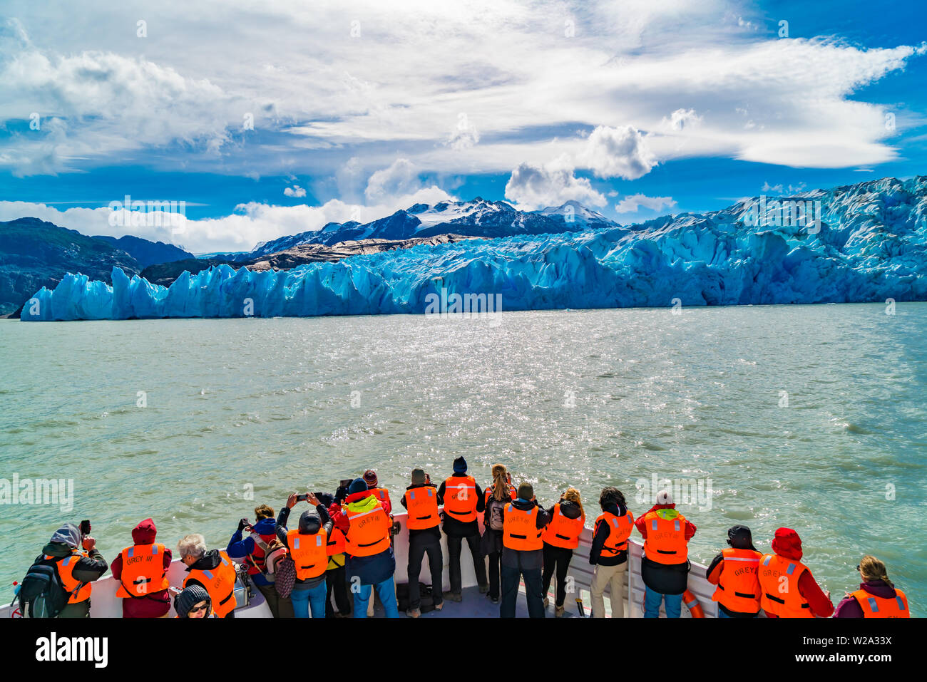 TORRES del Paine, Chile - 19. FEBRUAR 2016: Touristen mit der Farbe orange Schwimmwesten an eine Stadtbesichtigung oder einen Bootsausflug zu den Grey Gletscher im Torres de Stockfoto