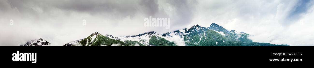 Berge Wald und Wolken Stockfoto